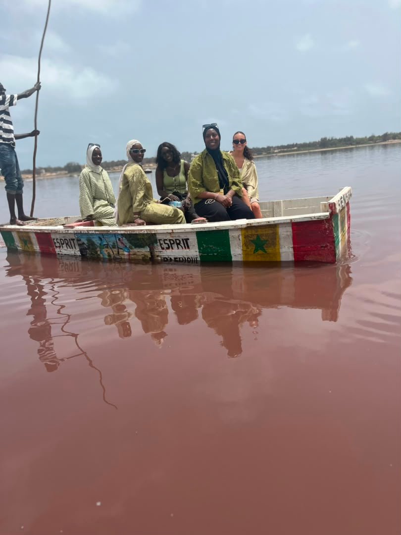 Voyageuses en pirogue sur les eaux du Lac Rose