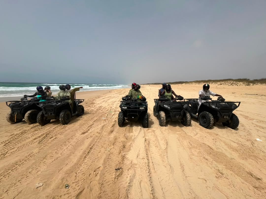 Groupe de quads alignés sur la plage