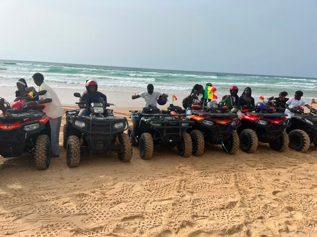 Groupe et quads face à l’océan