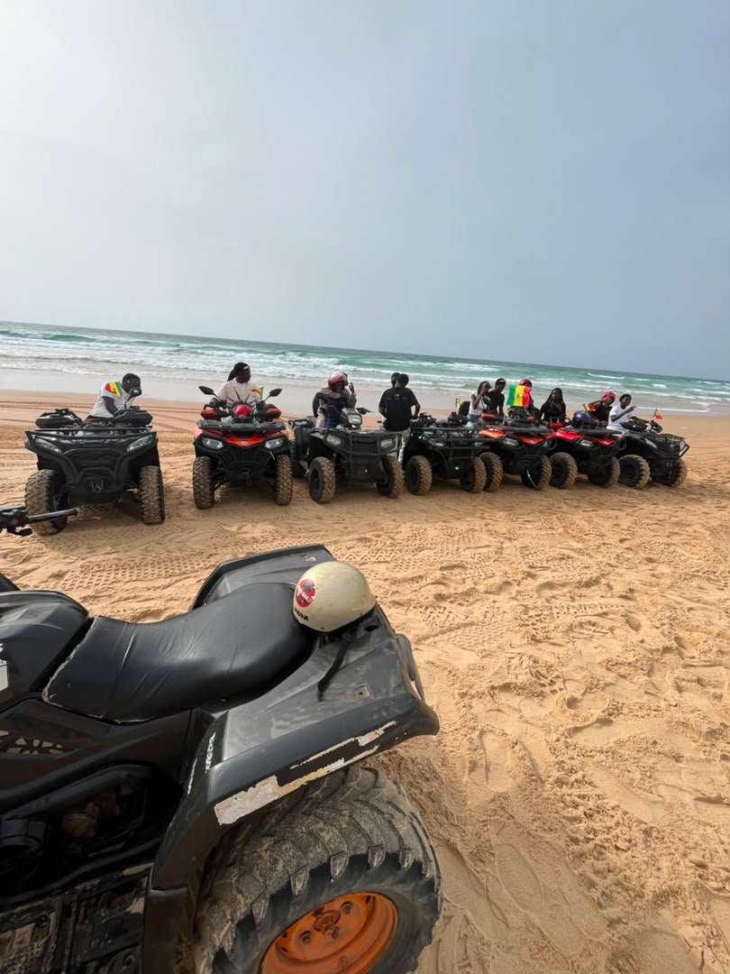 Voyageurs et quads rassemblés sur la plage