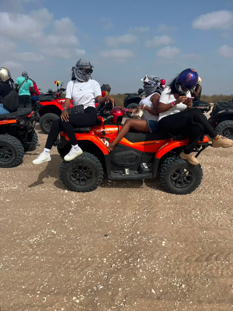 Voyageuses faisant une pause sur un quad