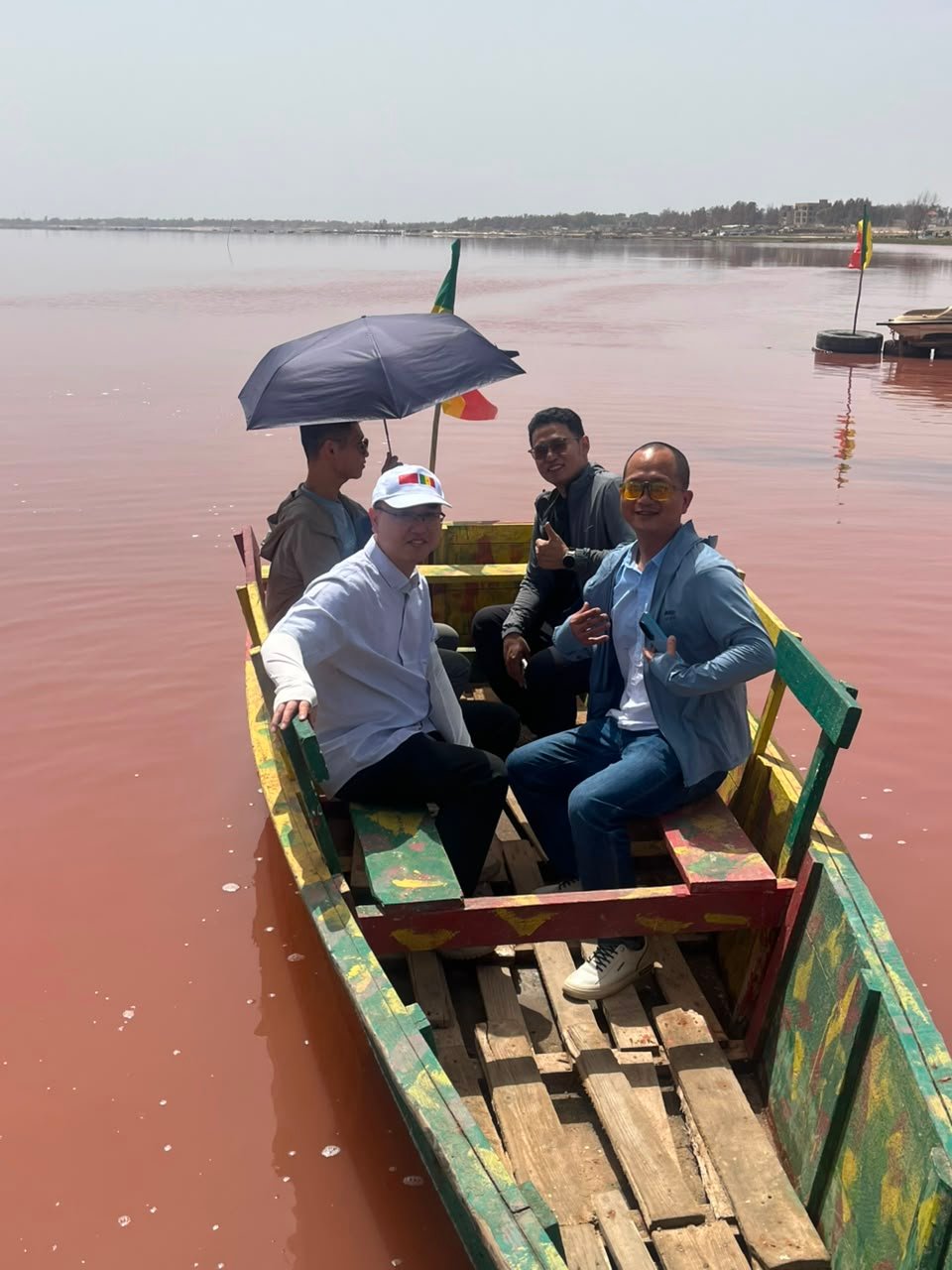 Visiteurs installés dans une pirogue sur le Lac Rose